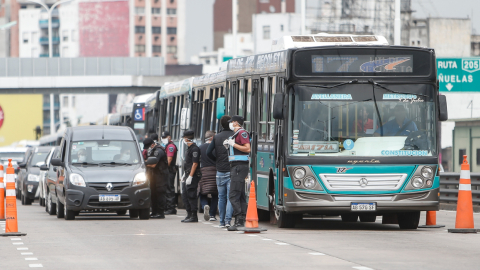 Autoridades controlan el acceso a la capital, este miércoles 25 de agosto, como consecuencia de la cuarentena obligatoria en Buenos Aires, Argentina. 