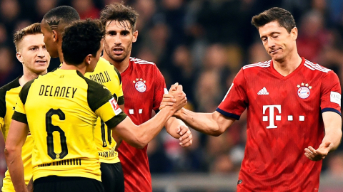 Thomas Delaney (I), del Dortmund y Robert Lewandoski (D), del Bayern, se saludan después de un ´partido de la Bundesliga el 6 de abril de 2019.