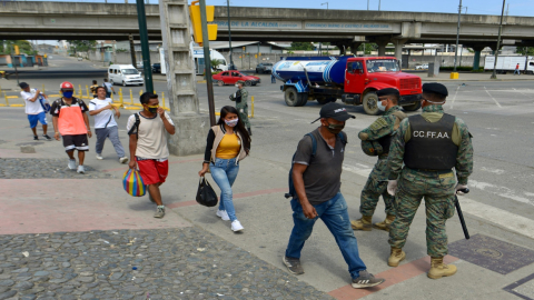 Ante los altos contagios de coronavirus en Guayaquil, militares hacen cumplir las restricciones de movilidad, el 25 de marzo de 2020. 