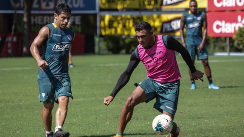 Jugadores de Barcelona SC en un entrenamiento en las canchas alternas del estadio Monumental.