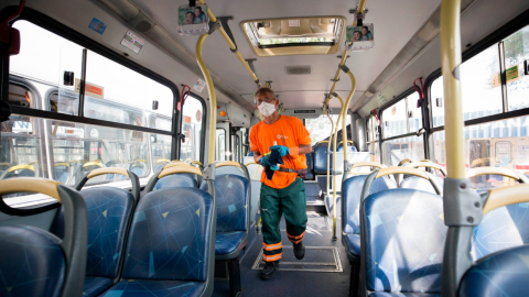 Como parte de la emergencia por el Covid-19, un trabajador desinfecta un bus de servicio urbano en Uruguay, el 27 de marzo. 