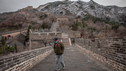 Un turista camina solo por la Gran Muralla china  en Pekín, el 26 de marzo.