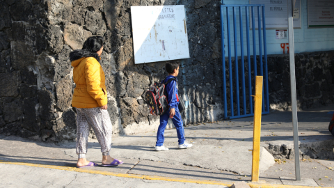 Padres de familia y niños encuentran cerrada una escuela en Ciudad de México.