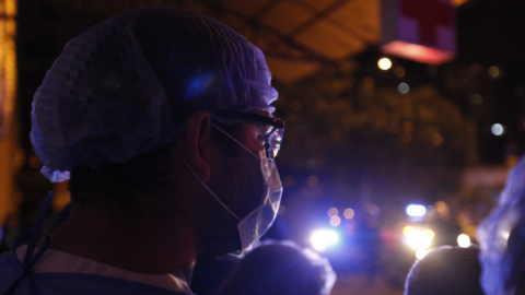 La noche del 27 de marzo, los trabajadores de la salud del Hospital Vaca Ortiz, de Quito, fueron homenajeados por parte de la Policía Nacional.