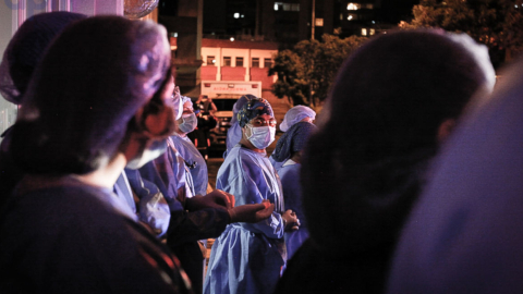 Personal médico del hospital Baca Ortiz, de Quito, recibe un homenaje de la Policía Nacional por su trabajo durante la emergencia sanitaria, la noche del 28 de marzo de 2020.