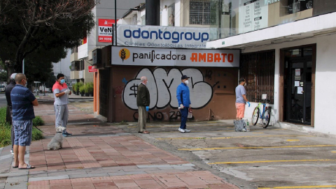 Ciudadanos hacen fila para comprar alimentos en el norte de Quito, el 28 de marzo de 2020.