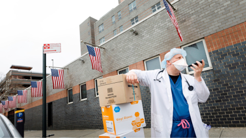 Un médico descansa afuera de un hospital de Nueva York, el epicentro de casos de coronavirus en Estados Unidos, el 31 de marzo. 