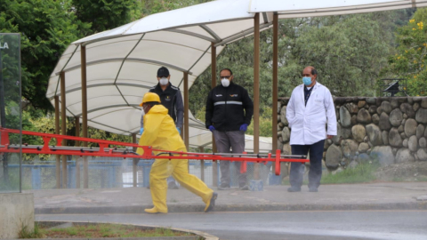 El Hospital Vicente Corral Moscoso, en Azuay, fue desinfectado el 30 de marzo.