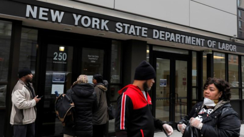 Un grupo de personas frente al Departamento del Trabajo de Nueva York. (archivo)