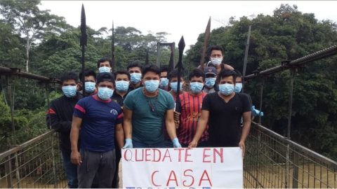 En la parroquia Montalvo (Pastaza), en la zona fronteriza con Perú, el grupo de seguridad de la nacionalidad Andwa controla el ingreso a la comunidad para prevenir el Covid-19, el 29 de marzo de 2020.