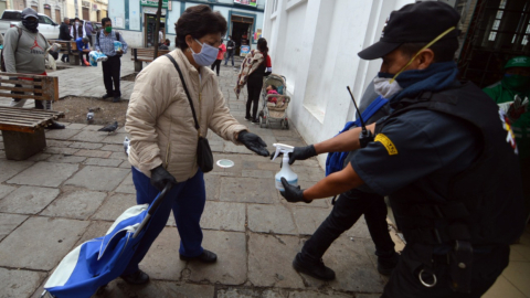 Control al ingreso al mercado 9 de octubre, en Cuenca. Lunes 30 de marzo de 2020.