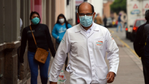 Recorrido por las calles de Cuenca, lunes 30 de marzo de 2020. Hombre con mascarilla.