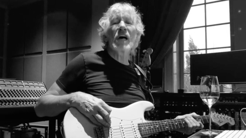 Roger Waters, en un momento del video que compartió en sus redes sociales, este 1 de abril de 2020.