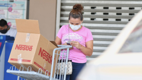 Una mujer se abastece de alimentos en Manta, el 2 de abril de 2020.