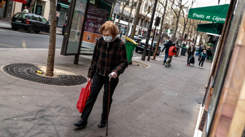 Una mujer caminando con compras en las calles de Francia, el 03 de abril de 2020. 