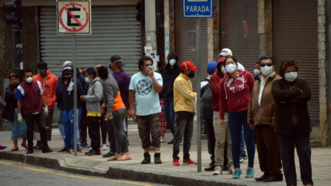 Filas de personas en Cuenca, en medio de la emergencia sanitaria. Lunes 30 de marzo de 2020.