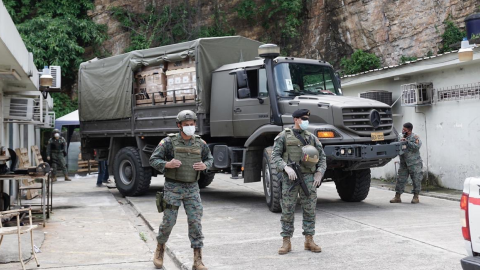 Militares durante el operativo de incautación de mascarillas N-95.