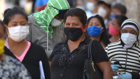 El 3 de abril, ciudadanos hacen fila para recibir atención en el hospital de infectología, Dr. José Daniel Rodríguez, en Guayaquil.