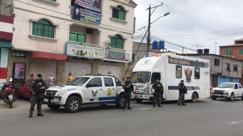 Elementos del GOE participan en un operativo policial en Guayaquil.