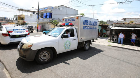 La Tarea de Fuerza Conjunta hace el levantamiento de una persona fallecida el lunes 6 de abril de 2020 en Guayaquil.