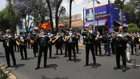 Mariachis ofrecen una serenata este martes 7 de abril, frente al Hospital Nacional de Enfermedades Respiratorias, en Ciudad de México.