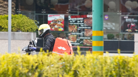 Un motorizado de una aplicación de domicilios en Quito, el 30 de marzo. 