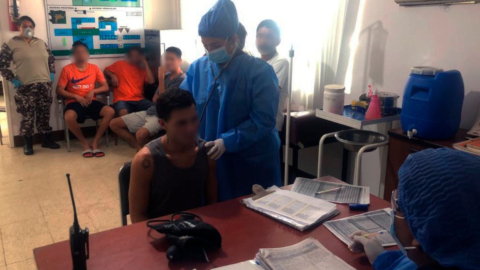 En el CRS de Jipijapa, en Manabí; se realiza una valoración médica a un preso que estuvo en aislamiento preventivo por Covid-19.