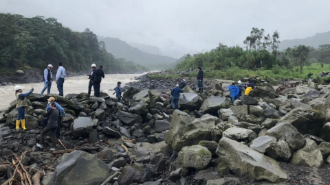 Personal de Petroecuador inspecciona la rotura de las tuberías del Sistema de Oleoducto Transecuatoriano (SOTE), el 9 de abril de 2020.