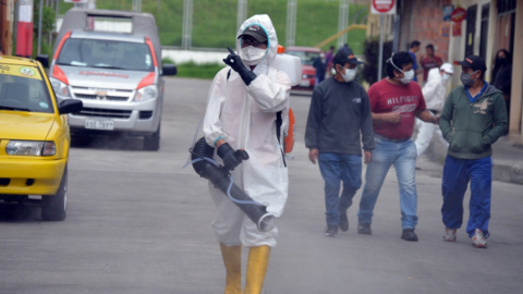 Un grupo de trabajadores realiza tareas de desinfección en una ciudadela de Cuenca, el 9 de abril de 2020.