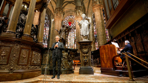 El cantante italiano Andrea Bocelli cantó en la catedral de Milán el domingo 12 de abril , en medio de la crisis mundial por el coronavirus.