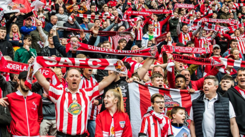 Un hincha del Sunderland no deja de apoyar al equipo en medio de la crisis deportiva.