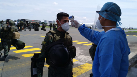 A su arribo a Guayaquil, militares fueron atendidos por personal del Ministerio de Salud, el 12 de abril. 