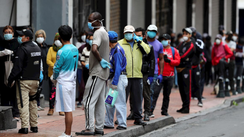 Ciudadanos con mascarillas se acercan a los supermercados en Quito este 13 de abril de 2020, durante la cuarentena decretada por el Gobierno.