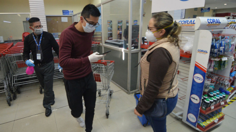 Clientes y empleados de un supermercado en Cuenca usan mascarillas como medidas de prevención, el 20 de marzo de 2020.