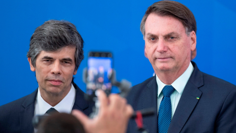 El presidente de Brasil, Jair Bolsonaro (d), y su nuevo Ministro de Salud, Nelson Teich (i), fueron registrados este viernes durante la posesión de Teich, en el Palacio do Planalto, en Brasilia.