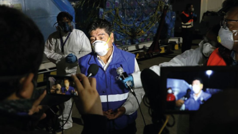 El alcalde de Quito, Jorge Yunda, durante la llegada de 5.000 pruebas de coronavirus para la capital.