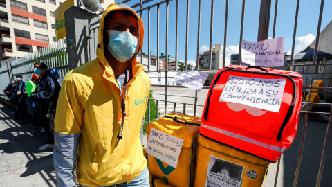 Decenas de repartidores de la cadena Glovo protestaron por mejores pagos, este miércoles 22 de abril en Quito.