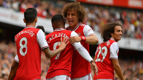 Los futbolistas del Arsenal festejan un gol en el estadio Emirates, en Londres.