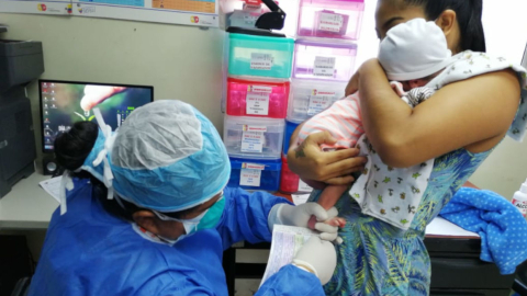 Una enfermera toma el tamizaje neonatal a un bebé en el centro de salud 9 en Guayaquil, el 23 de abril de 2020.