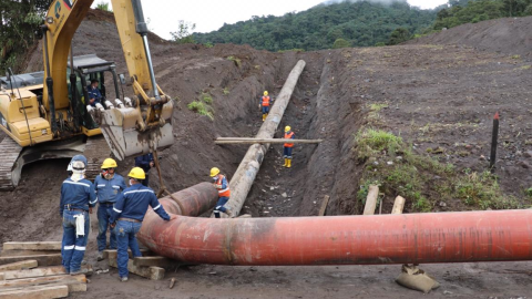 Trabajadores de Petroecuador durante las obras de reparación del SOTE este 24 de abril de 2020.