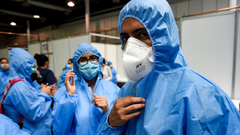 Médicos y trabajadores de salud se preparan en un improvisado hospital en el Centro de Convenciones instalado por el Municipio, en la ciudad de Guayaquil, este 14 de abril de 2020.