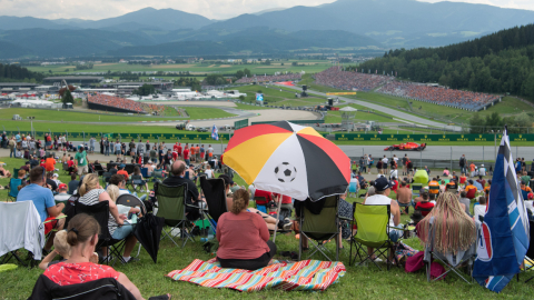 Los aficionados observan el Gran Premio de Spielberg, en Austria, en junio de 2019.