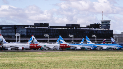 Vista de aviones detenidos en el Aeropuerto en Buenos Aires, el lunes 27 de abril.