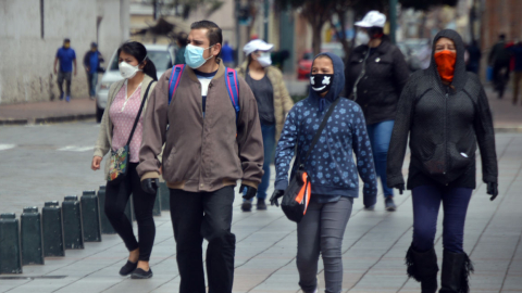 Un grupo de personas camina en el Centro Histórico de Cuenca el 20 de abril.