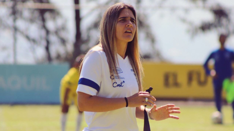 Emily Lima dirigiendo uno de los entrenamientos del equipo femenino, en la Casa de la Selección.