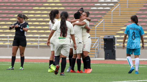 Las jugadoras de Universitario de deportes celebran un gol durante el campeonato 2019. 