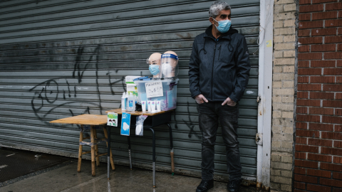 Una persona vende mascarillas en una calle del centro de Nueva York, el 21 de abril de 2020.