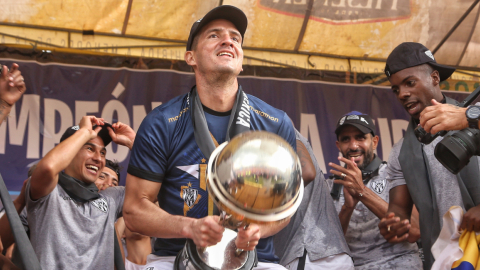 Jorge Pinos, levantando la Copa Sudamericana, el 10 de noviembre de 2019, en Sangolquí.