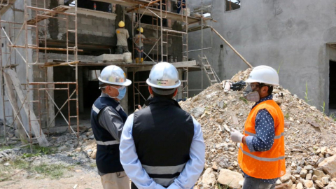 El ministro de Producción y el gerente general de la constructora Etinar recorrieron el proyecto Terranova, en Guayaquil, el 28 de abril.