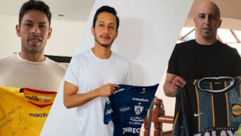 Los jugadores Matías Oyola, Hamilton Piedra y Wellingon Sánchez posan con las camisetas que serán subastadas.